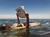 Flotando en las aguas del Mar Muerto... aunque para leer el periódico, cómo no es