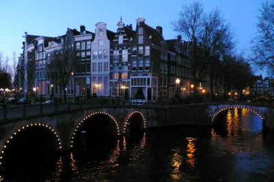 Vista nocturna de los canales de Ámsterdam