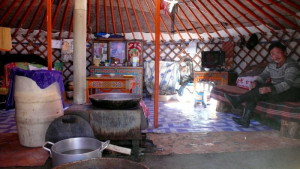 Hospitalidad nómada en el interior de una yurta.