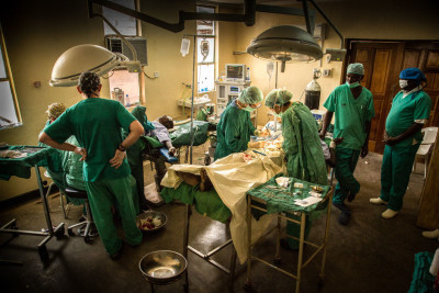 Operación en el hospital de Lodwar, proyecto quirúrgico Turkana (Kenia)