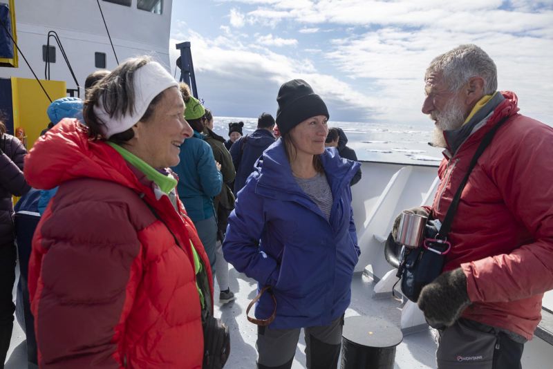 Con Ursi y Erick celebrando en cubierta el cruce del Círculo Polar Antártico (@luisdavilla)